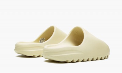 Yeezy Slides 'Bone' FW6345 (runs small, order one sizes up)